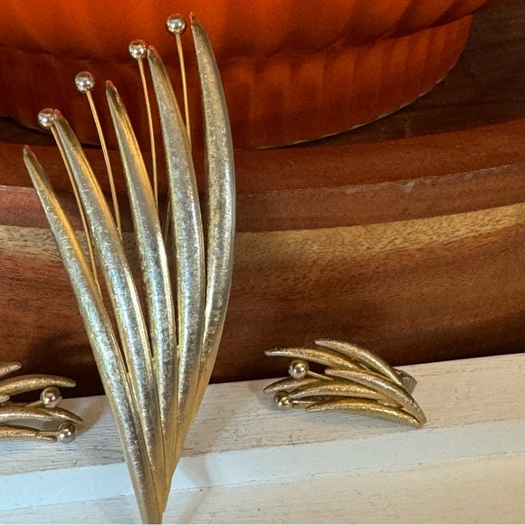 Vintage Brushed Gold Tone Fanned Leaf Brooch & Clip On Earrings Costume Set - Picture 3 of 14
